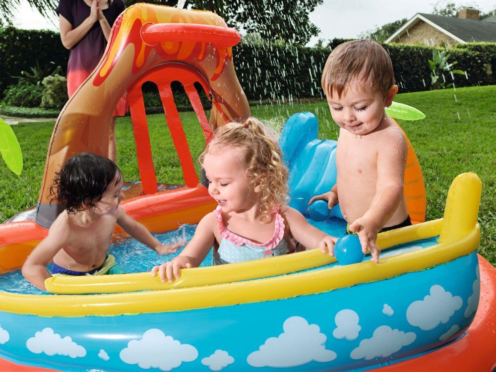 Игровой центр 265х265х104см "Вулкан" с разбрызгивателем, горкой и игрушками, 208л, от 2 лет